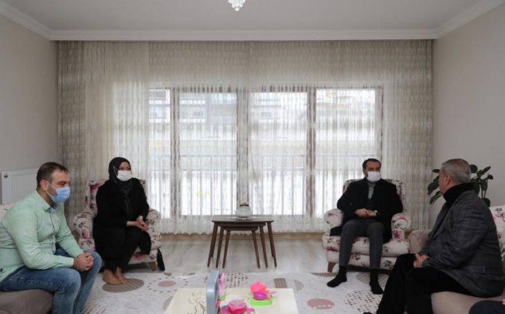 Elazığ Belediye Başkanı Şahin Şerifoğulları ve eşi Arzu Şerifoğulları Elazığ depreminde hayatını kaybedenlerin yakınlarına taziye ziyaretinde bulundu