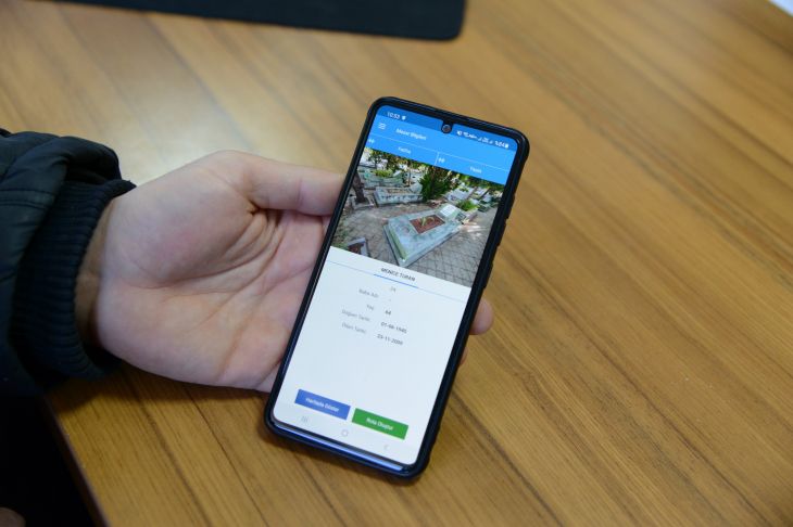 Mobil uygulamayla yakınlarının mezarlarını kolayca bulabiliyorlar