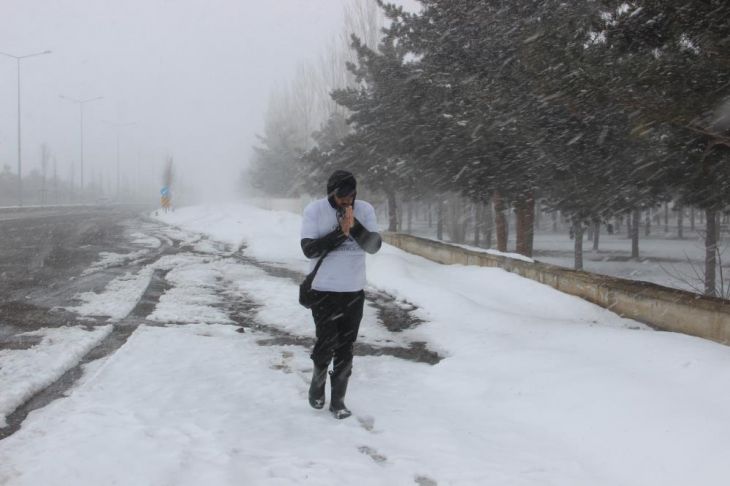 Oğlu için kar, tipi demeden yürüyerek Türkiye'yi dolaşıyor